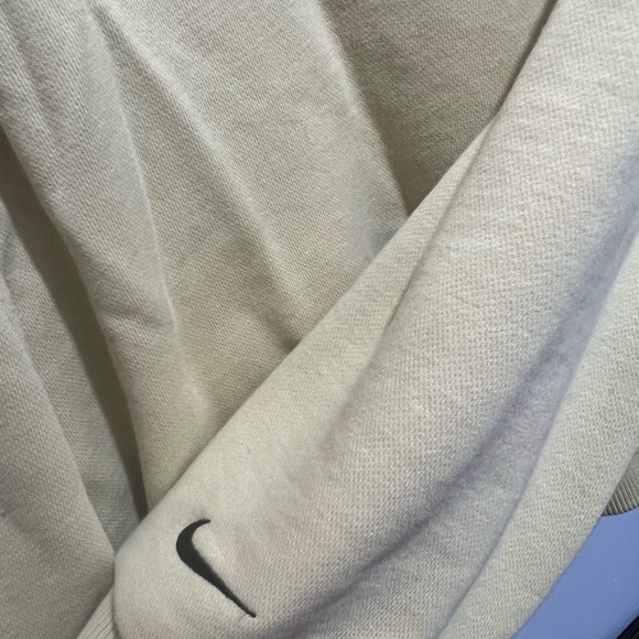 Yellow Nike crew neck with flower embellishments on the front - Picture 5 of 5